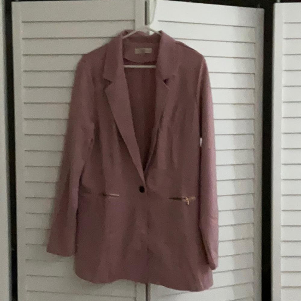 Mauve XXL Blazer with lapel, one dark brown button and gold zipper pockets.